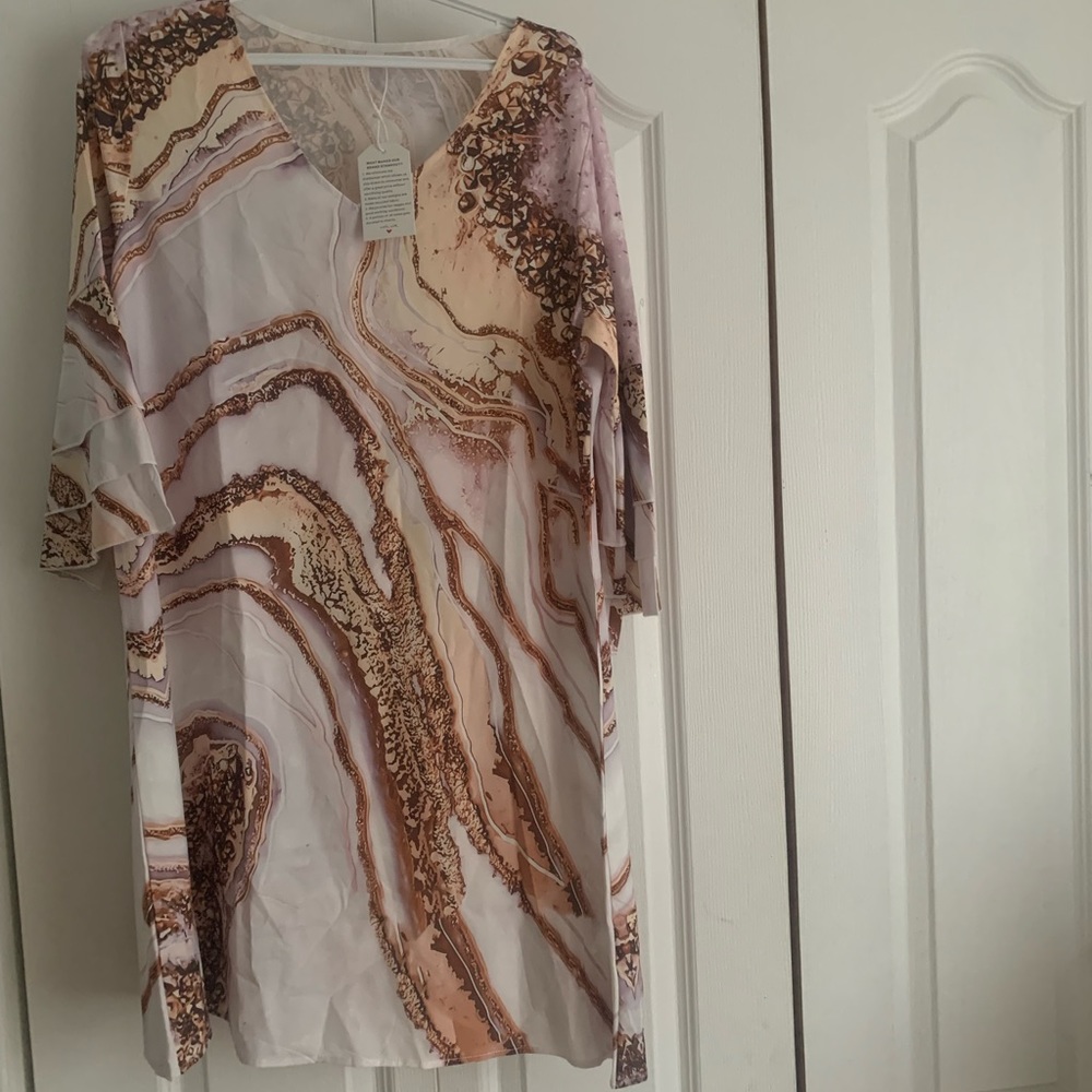 Silky soft dress with marble pattern and detailed sleeves